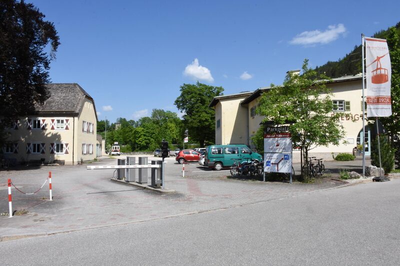 Datei:REI-Südtiroler Platz-Einfahrt.JPG