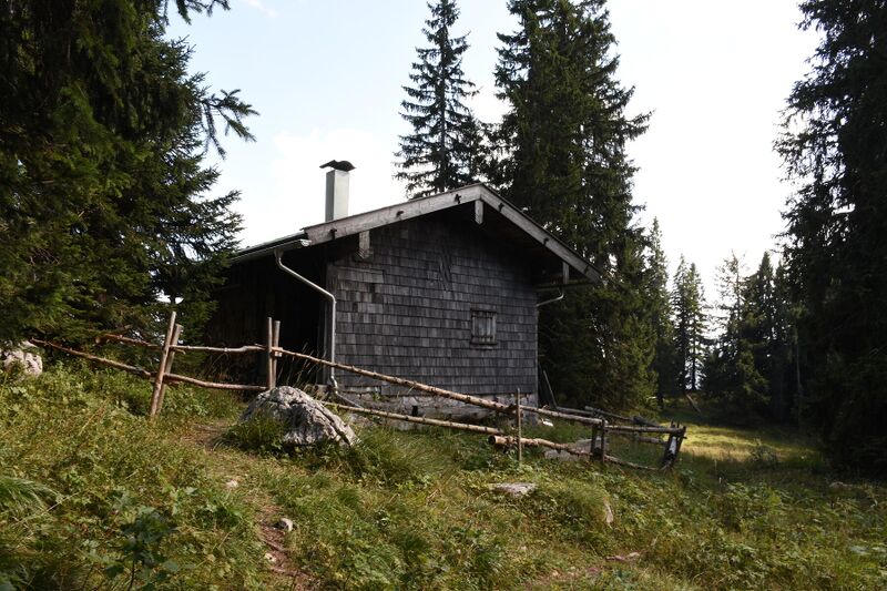Datei:Bergwachthütte Törlschneid-Törlscharte.JPG