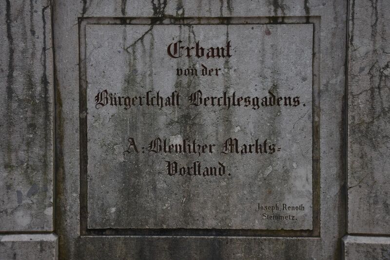 Datei:Marktbrunnen Berchtesgaden-Inschrift Nordwest.JPG