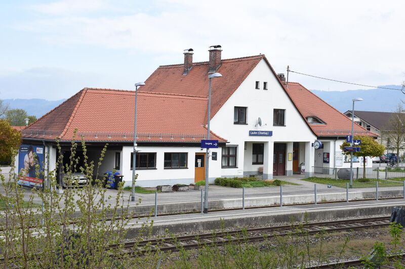 Datei:Bahnhof Laufen-Gebäude Bahnseite.JPG