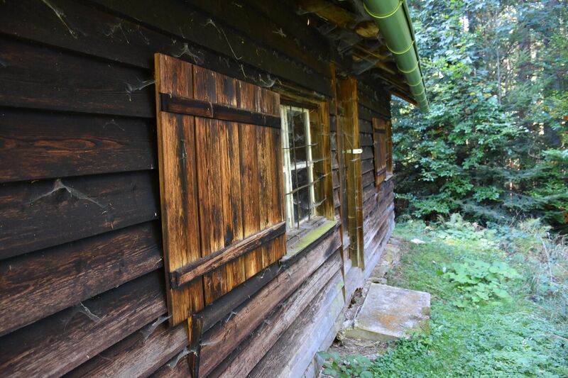 Datei:Holzbodenhütte-Eingangsbereich.JPG