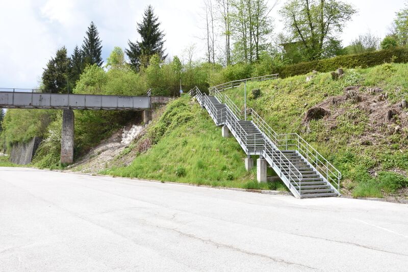 Datei:Bahnhofsteg Berchtesgaden-Behelfstreppe.JPG