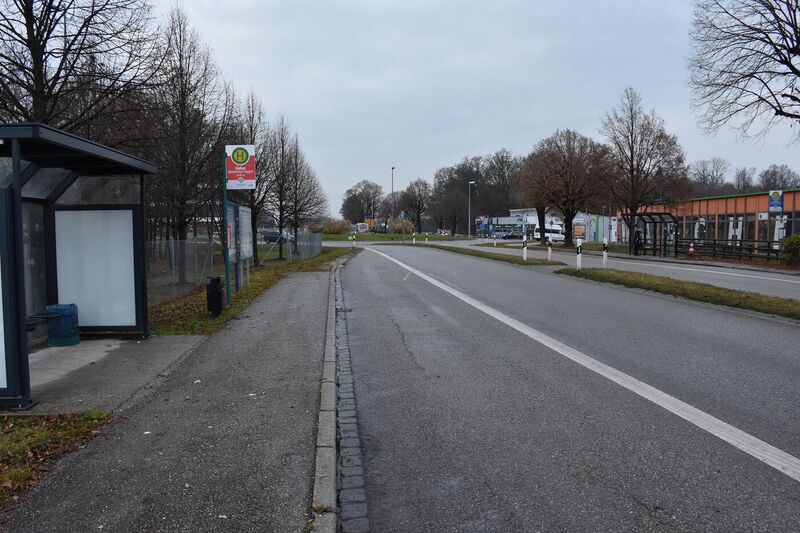 Datei:Bushaltestelle-Globus (Betriebshof Hogger).JPG