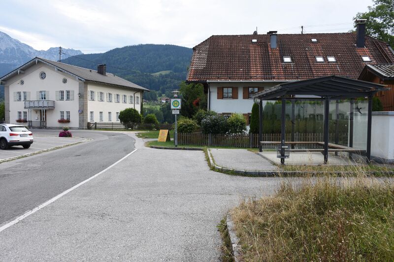 Datei:Bushaltestelle-Anger Dorfplatz-Schulbus.JPG