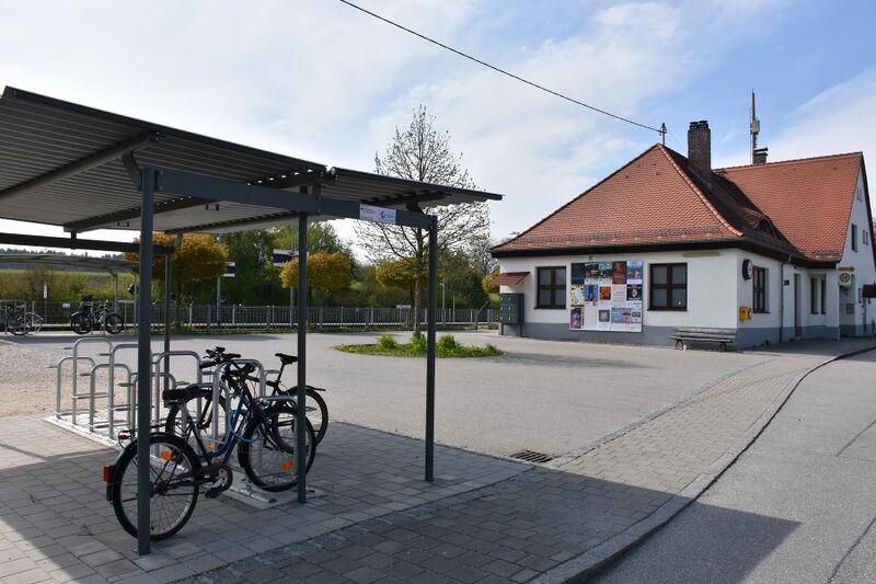 Datei:Bahnhof Laufen-Vorplatz.JPG