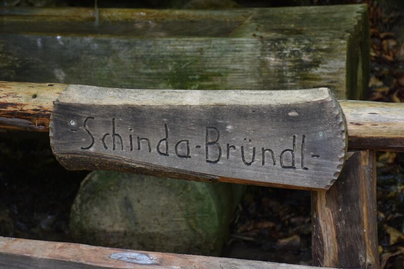Datei:Schinda-Bründl Schild.JPG