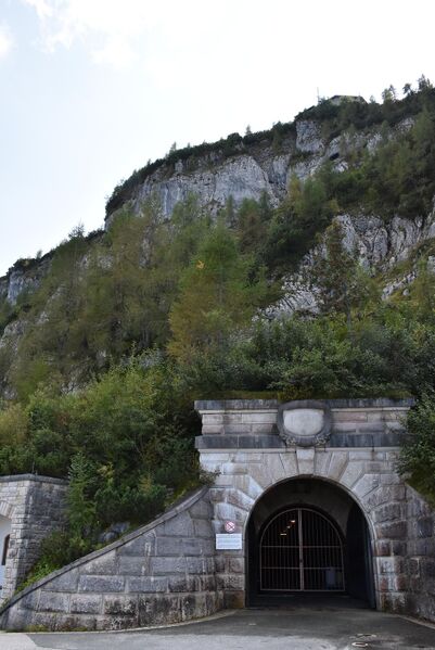 Datei:Kehlsteinhaus mit Tunnelportal.JPG
