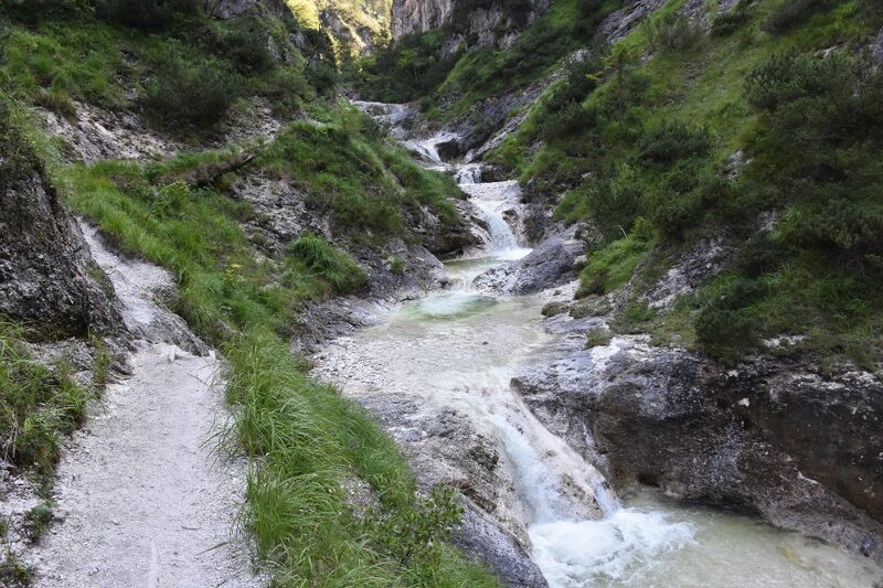 Datei:Aschauer Bach-Wasserfälle Gumpen.JPG