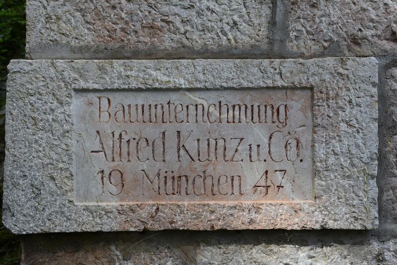 Datei:Hochbehälter Oberkälberstein-Inschrift.JPG