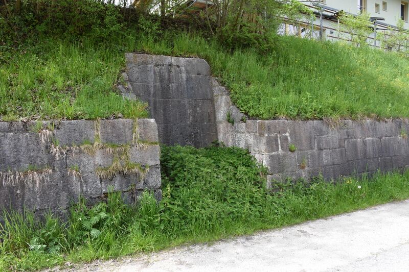 Datei:Eisenbahntunnel Berchtesgaden-Sützmauer Ausbuchtung.JPG