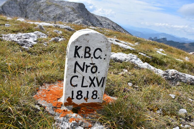 Datei:Hohes Gerstfeld-Grenzstein.JPG