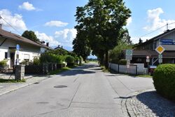 beim Schild des Rad- und Fußwegs ist der Haltepunkt Richtung Perach