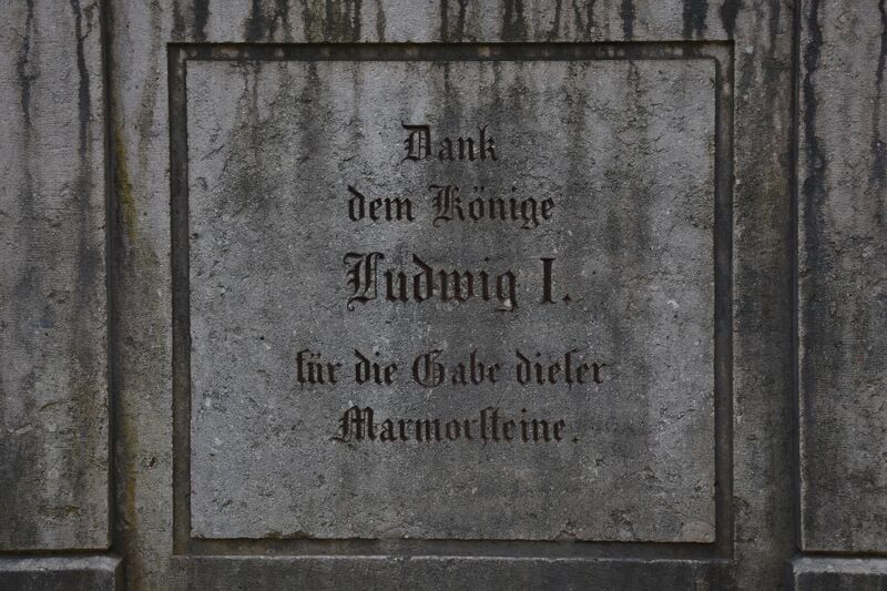 Datei:Marktbrunnen Berchtesgaden-Inschrift Nordost.JPG