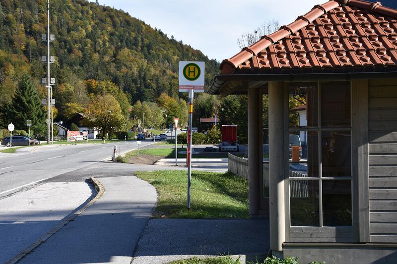 Datei:Bushaltestelle-Weißbach Alpenhotel.JPG