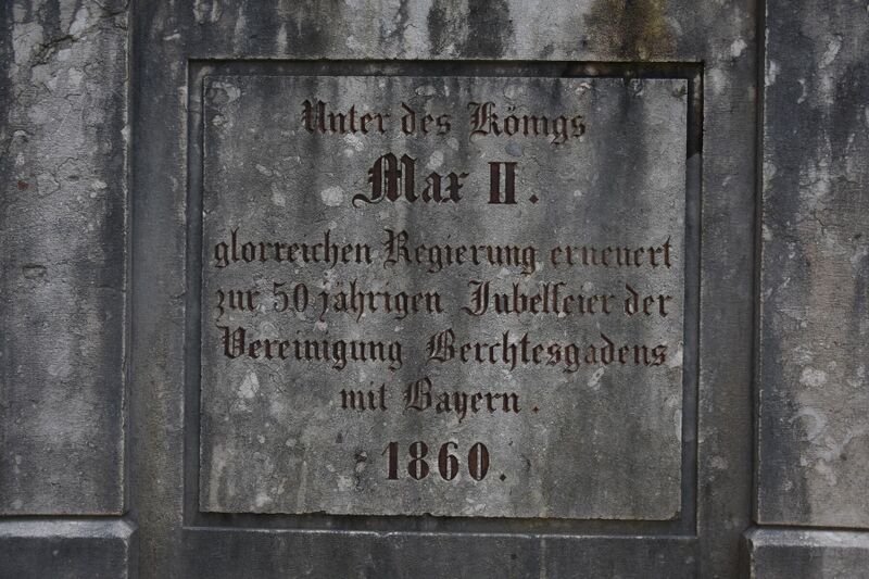 Datei:Marktbrunnen Berchtesgaden-Inschrift Südost.JPG