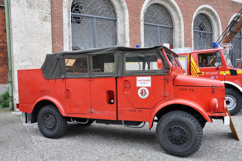 Datei:Feuerwehr Roßdorf-Altes Fahrzeug.JPG
