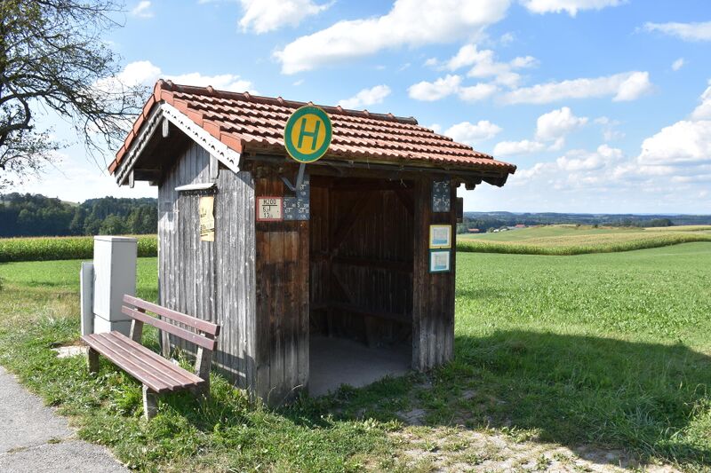 Datei:Bushaltestelle-Steinhögl Wartehäuschen.JPG
