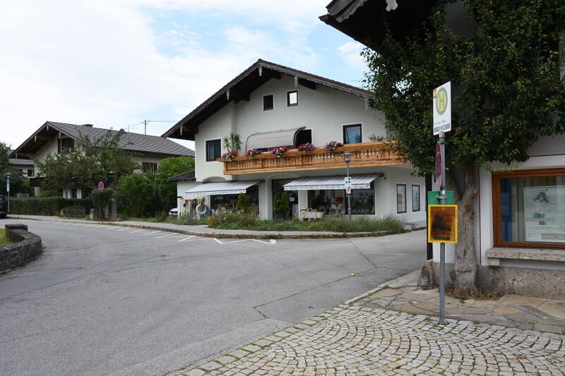 Datei:Bushaltestelle-Anger Dorfplatz.JPG