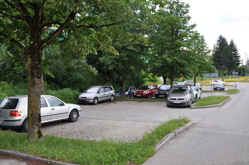 Datei:Parkplatz Zollhäuslstraße.JPG