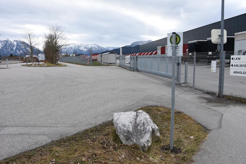 Datei:Bushaltestelle-Firma Heinze.JPG